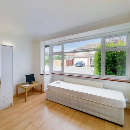 Rent this 6 bed duplex on 170 Wood End Gardens in London, UB5 4QW