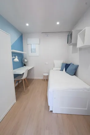Rent this 6 bed room on El Corte Inglés in Plaça de Catalunya, 14
