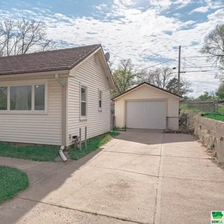 Buy this 2 bed house on 3434 Wellington Avenue in Sioux City, IA 51106