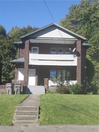 Rent this 4 bed apartment on Harding Elementary School in Cordova Avenue, Youngstown