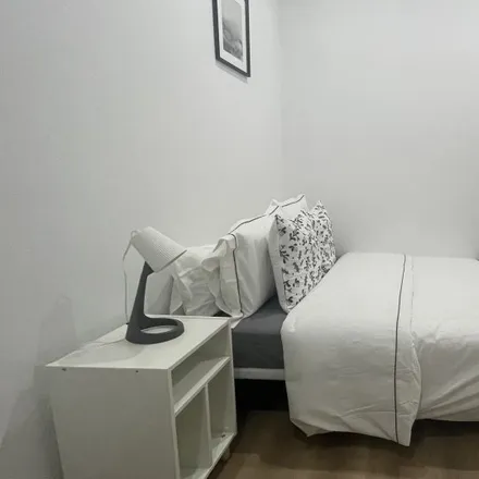 Rent this 5 bed room on Escola Pia Sant Antoni in Ronda de Sant Pau, 70