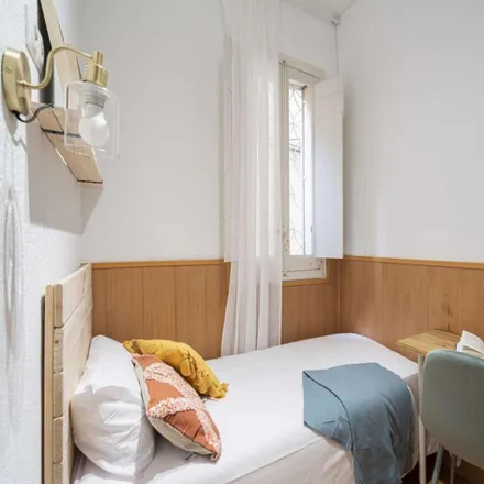 Rent this 3 bed room on Madrid in Miguel Ligero/Blanca Pozas, Calle de los Hermanos Álvarez Quintero