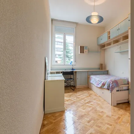 Rent this 4 bed room on Clínica CRES in Calle de Serrano, 28016 Madrid