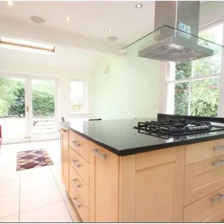 Rent this 6 bed duplex on 63 Southfield Road in Oxford, OX4 1LY