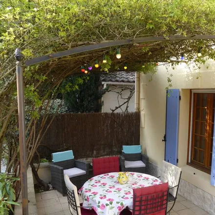 Rent this 2 bed townhouse on 13870 Arrondissement d’Arles
