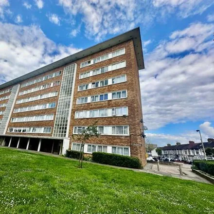 Rent this 3 bed apartment on Beehive Court in Clarence Avenue, London