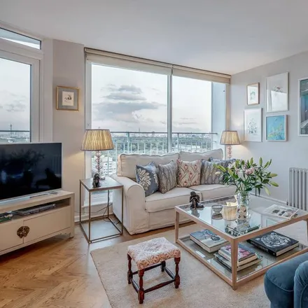 Rent this 2 bed apartment on Tesco Express in 114-120 Notting Hill Gate, London