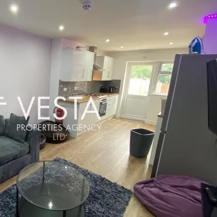 Rent this 5 bed townhouse on 8 Knight Avenue in Coventry, CV1 2AY