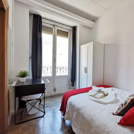 Rent this 7 bed room on Madrid in Colegio Sagrado Corazón, Calle de la Redondilla