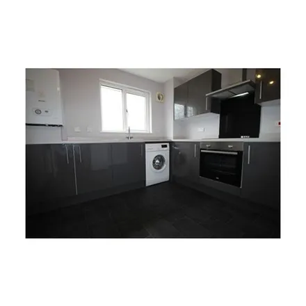 Image 3 - Derby Wynd, Cleekhimin, Carfin, ML1 4BB, United Kingdom - Apartment for rent