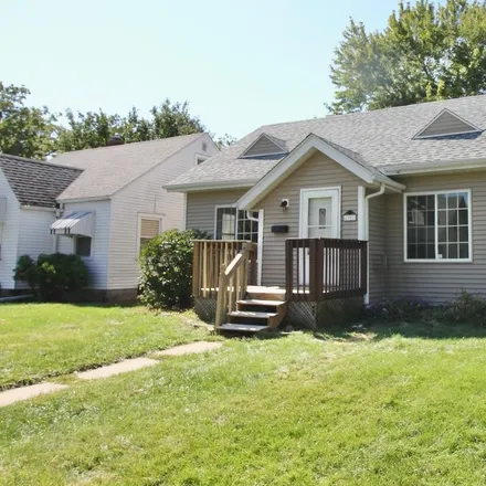 Buy this 3 bed house on 1901 30th Street in Moline, IL 61265