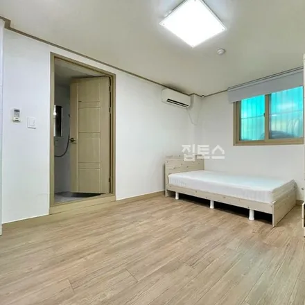 Rent this studio apartment on 서울특별시 관악구 봉천동 1619-19