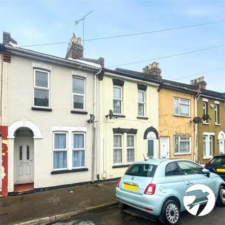 Rent this 2 bed townhouse on Ward & Partners in High Street, Rainham
