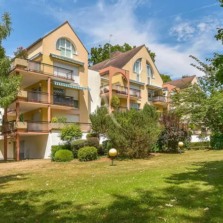 Rent this 3 bed apartment on 33 Rue du Général de Gaulle in 77000 Melun, France