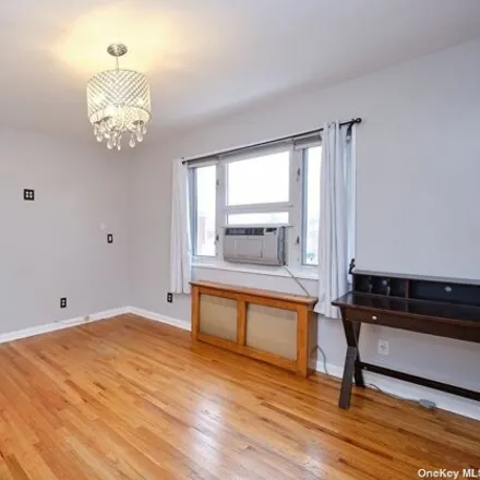 Image 8 - 221-36 Manor Road, New York, NY 11427, USA - Apartment for sale