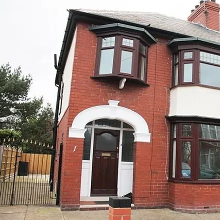 Rent this 3 bed duplex on Strathmore Avenue in Hull, HU6 7HJ