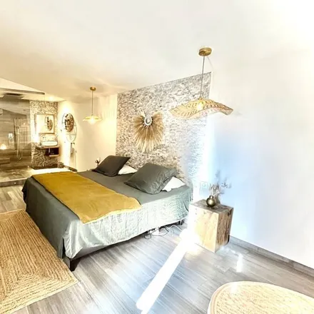 Rent this 3 bed house on Piste La Roque d’Anthéron / Mallemort in 13370 Mallemort, France