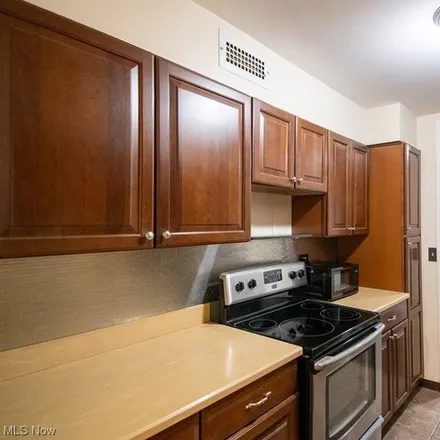 Image 4 - Winton Place Condominiums, Gold Coast Lane, Lakewood, OH 44107, USA - Condo for sale