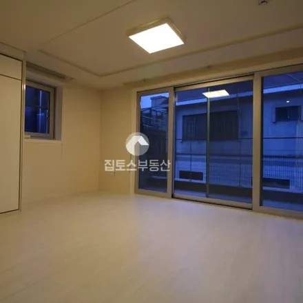 Rent this studio apartment on 서울특별시 서초구 반포동 742-16