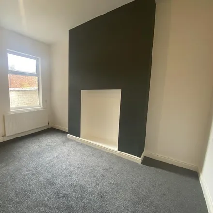 Image 5 - Myrtle Street, Crewe, CW2 7EP, United Kingdom - Townhouse for rent