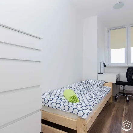 Rent this 6 bed room on Aleja "Solidarności" 104 in 01-016 Warsaw, Poland
