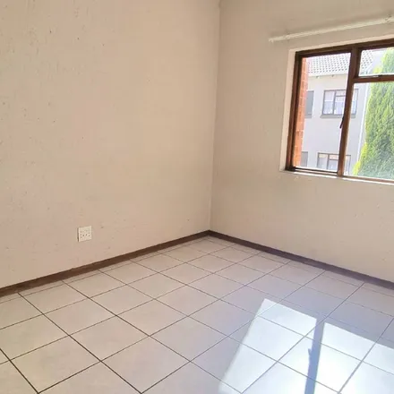 Image 1 - Amanzimtoti Road, Paulshof, Sandton, 2056, South Africa - Apartment for rent