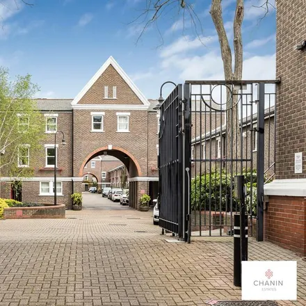 Rent this 5 bed townhouse on 21 Lockesfield Place in Cubitt Town, London