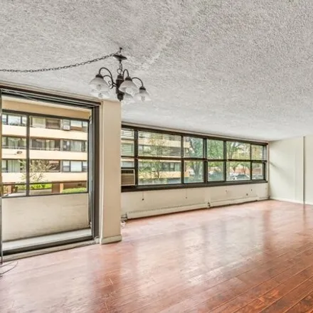 Image 2 - 166-40 Powells Cove Boulevard, New York, NY 11357, USA - Apartment for sale