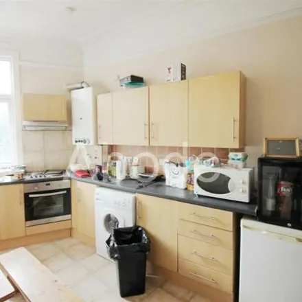 Rent this 3 bed apartment on The Crescent in Leeds, LS6 2UZ