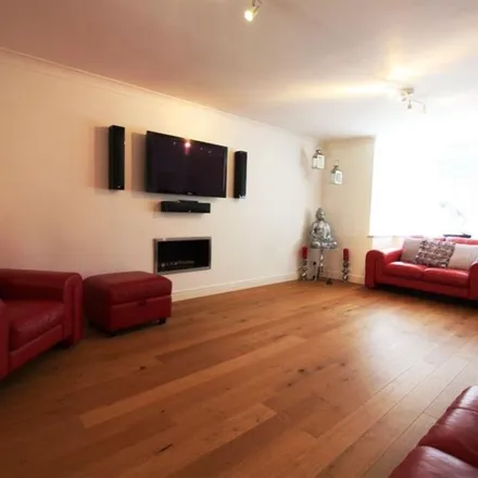 Image 5 - Badgers Gate, Dunstable, LU6 2BF, United Kingdom - House for rent