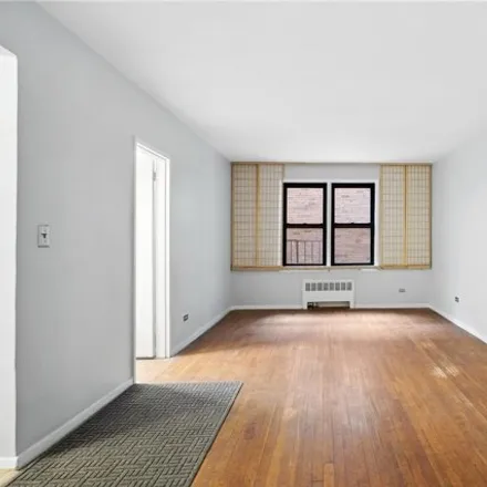 Image 3 - 143-36 Barclay Avenue, New York, NY 11355, USA - Apartment for sale