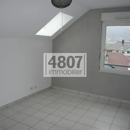 Image 2 - 92 Place Charles de Gaulle, 74300 Cluses, France - Apartment for rent