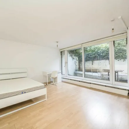 Rent this 4 bed apartment on Standstone Place in London, N19 5TU