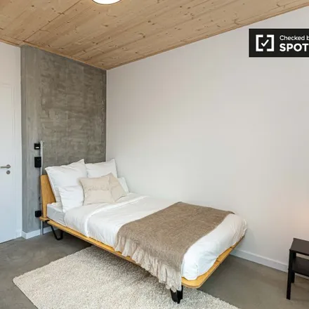 Rent this 4 bed room on Teppichparadies Berlin in Hermannstraße 9, 12049 Berlin