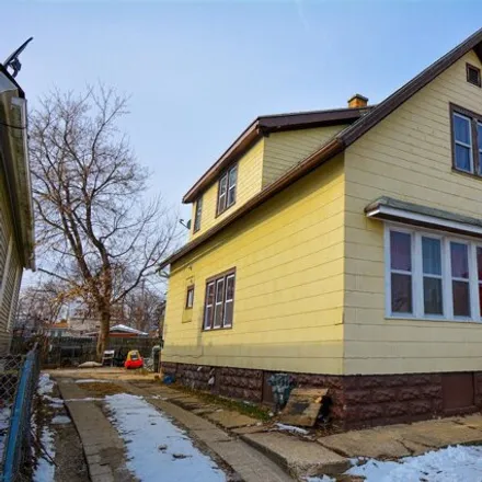 Buy this studio house on 1127 S 15th St in Milwaukee, Wisconsin