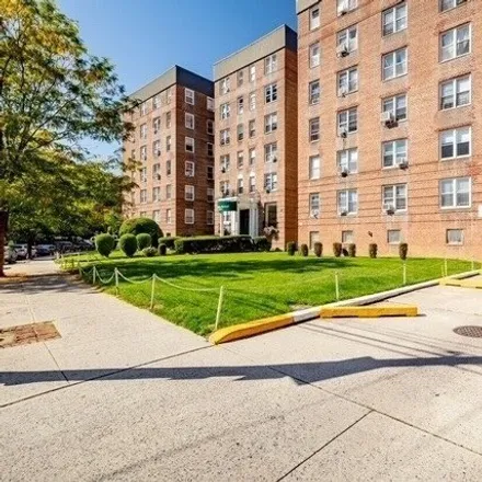 Buy this studio apartment on 143-25 84th Dr Unit 2e in New York, 11435