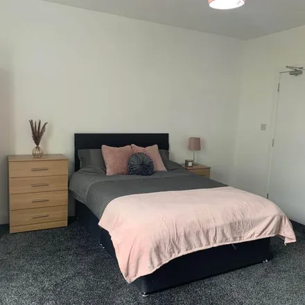 Rent this 4 bed room on Spar in 205 Dewsbury Road, Leeds