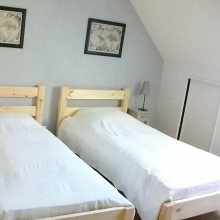 Rent this 4 bed townhouse on Belle-et-Houllefort in Pas-de-Calais, France
