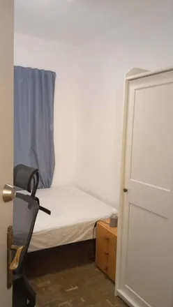 Rent this 3 bed room on Farmàcia M. Carme Cartañá Gámez in Passeig de Maragall, 106
