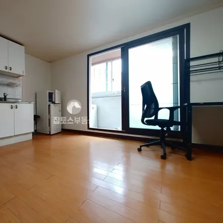 Rent this studio apartment on 서울특별시 서대문구 남가좌동 5-223