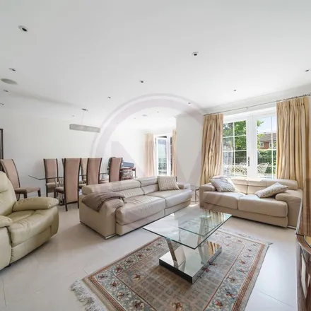 Rent this 3 bed apartment on The Grove in London, EN2 7PG