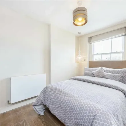 Rent this 4 bed apartment on 3 Stanhope Place in London, W2 2HL