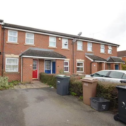 Rent this 2 bed townhouse on Villiers Close in Luton, LU4 9FR