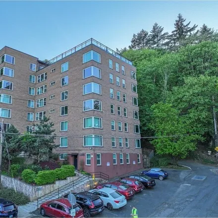 Buy this studio condo on 1209 Southwest Cardinell Drive in Portland, OR 97201