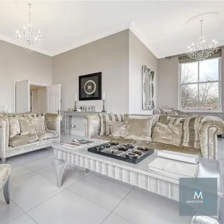 Image 4 - Manor Road, Chigwell, IG8 8HP, United Kingdom - House for sale