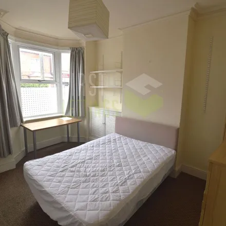 Rent this 3 bed apartment on Knighton Supermarket in Clarendon Park Road, Leicester