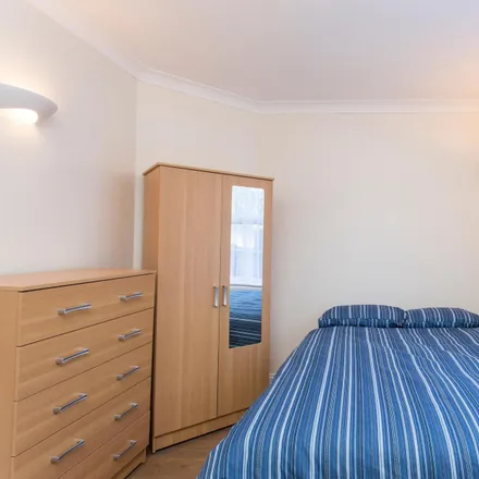 Rent this 5 bed room on 231 Westway in London, W12 7AP