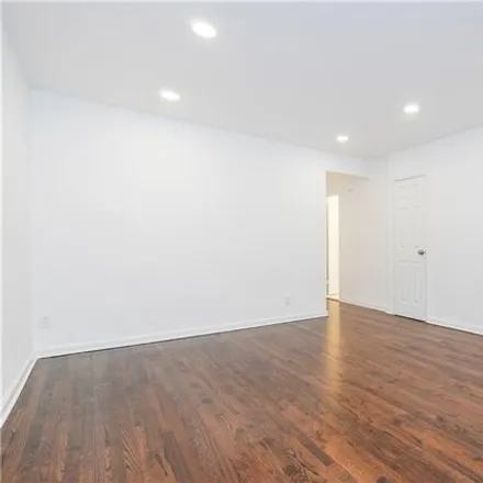Image 9 - 729 East 81st Street, New York, NY 11236, USA - House for sale