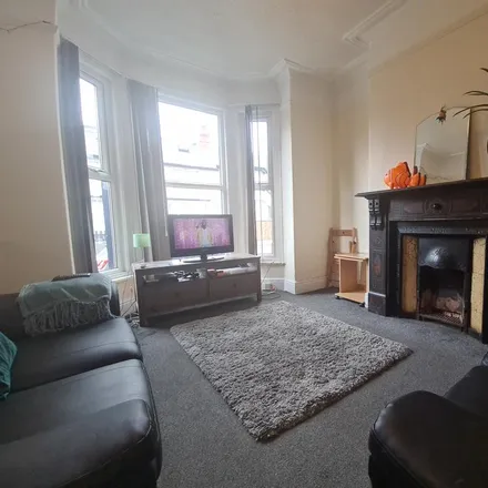 Image 3 - Walmsley Road, Leeds, LS6 1NG, United Kingdom - House for rent