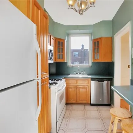 Image 7 - 61-44 82nd Place, New York, NY 11379, USA - House for sale